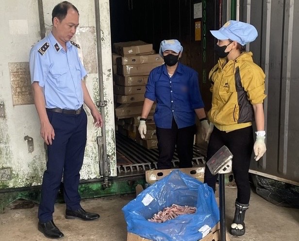 Thu giữ 370 kg chân gà đông lạnh, không rõ nguồn gốc xuất xứ- Ảnh 1. Thu giữ 370 kg chân gà đông lạnh, không rõ nguồn gốc xuất xứ- Ảnh 1.