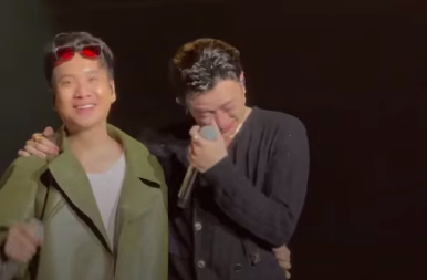 Nam ca sĩ Việt nổi đình đám bật khóc: "Mình không thể nào sống lỗi với hai người anh ấy được"- Ảnh 1. Nam ca sĩ Việt nổi đình đám bật khóc: "Mình không thể nào sống lỗi với hai người anh ấy được"- Ảnh 1.