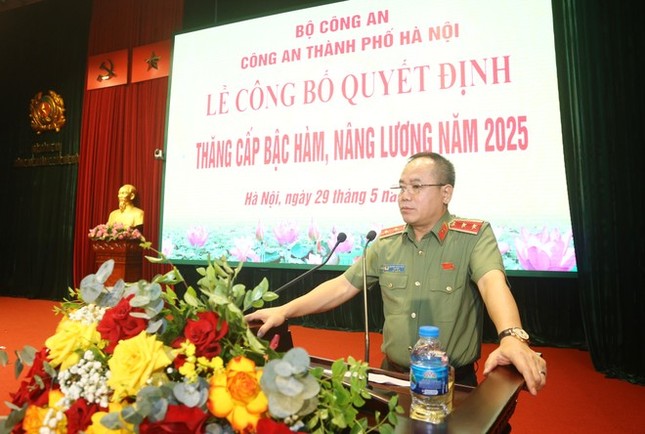 Thăng cấp bậc hàm, nâng lương cho hơn 5.600 cán bộ, chiến sĩ Công an Hà Nội- Ảnh 1. Thăng cấp bậc hàm, nâng lương cho hơn 5.600 cán bộ, chiến sĩ Công an Hà Nội- Ảnh 1.