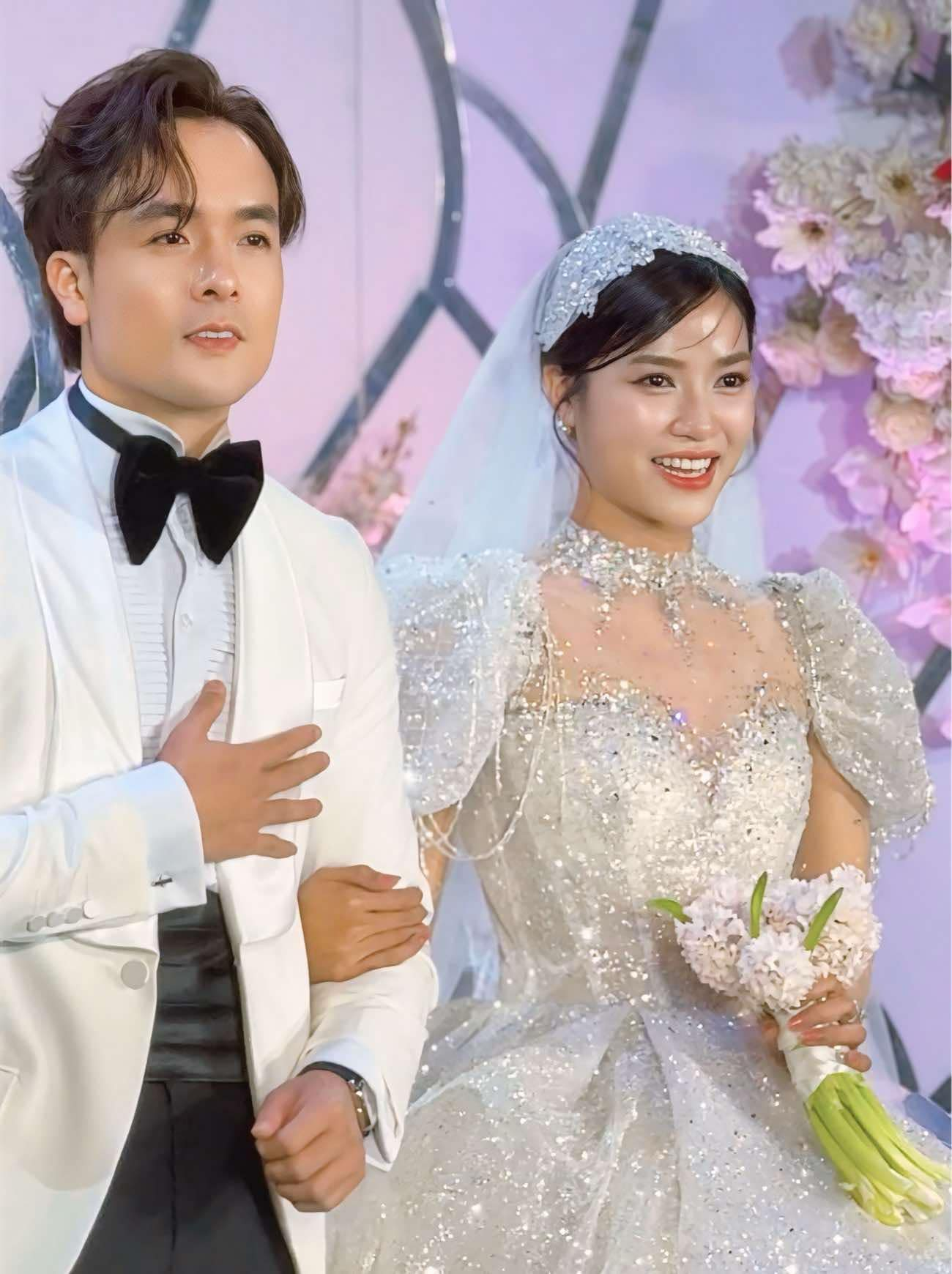 Bắt trọn cảnh cặp đôi Vbiz mới cưới cãi nhau giữa đường, biểu cảm nhà gái cực gắt như "sắp toang" tới nơi- Ảnh 5. Bắt trọn cảnh cặp đôi Vbiz mới cưới cãi nhau giữa đường, biểu cảm nhà gái cực gắt như "sắp toang" tới nơi- Ảnh 5.