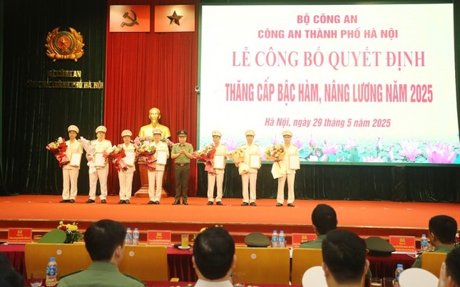 Thăng cấp bậc hàm, nâng lương cho hơn 5.600 cán bộ, chiến sĩ Công an Hà Nội- Ảnh 2. Thăng cấp bậc hàm, nâng lương cho hơn 5.600 cán bộ, chiến sĩ Công an Hà Nội- Ảnh 2.