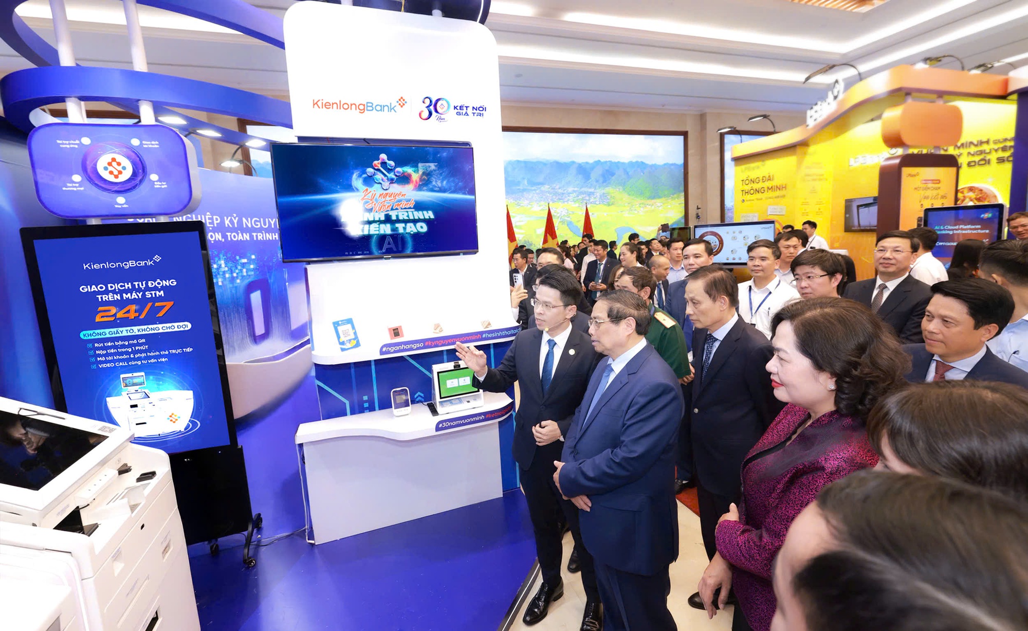Paste to Pay và Thanh toán không chạm gây ấn tượng tại Ngày Chuyển đổi số ngành Ngân hàng 2025- Ảnh 6. Paste to Pay và Thanh toán không chạm gây ấn tượng tại Ngày Chuyển đổi số ngành Ngân hàng 2025- Ảnh 6.