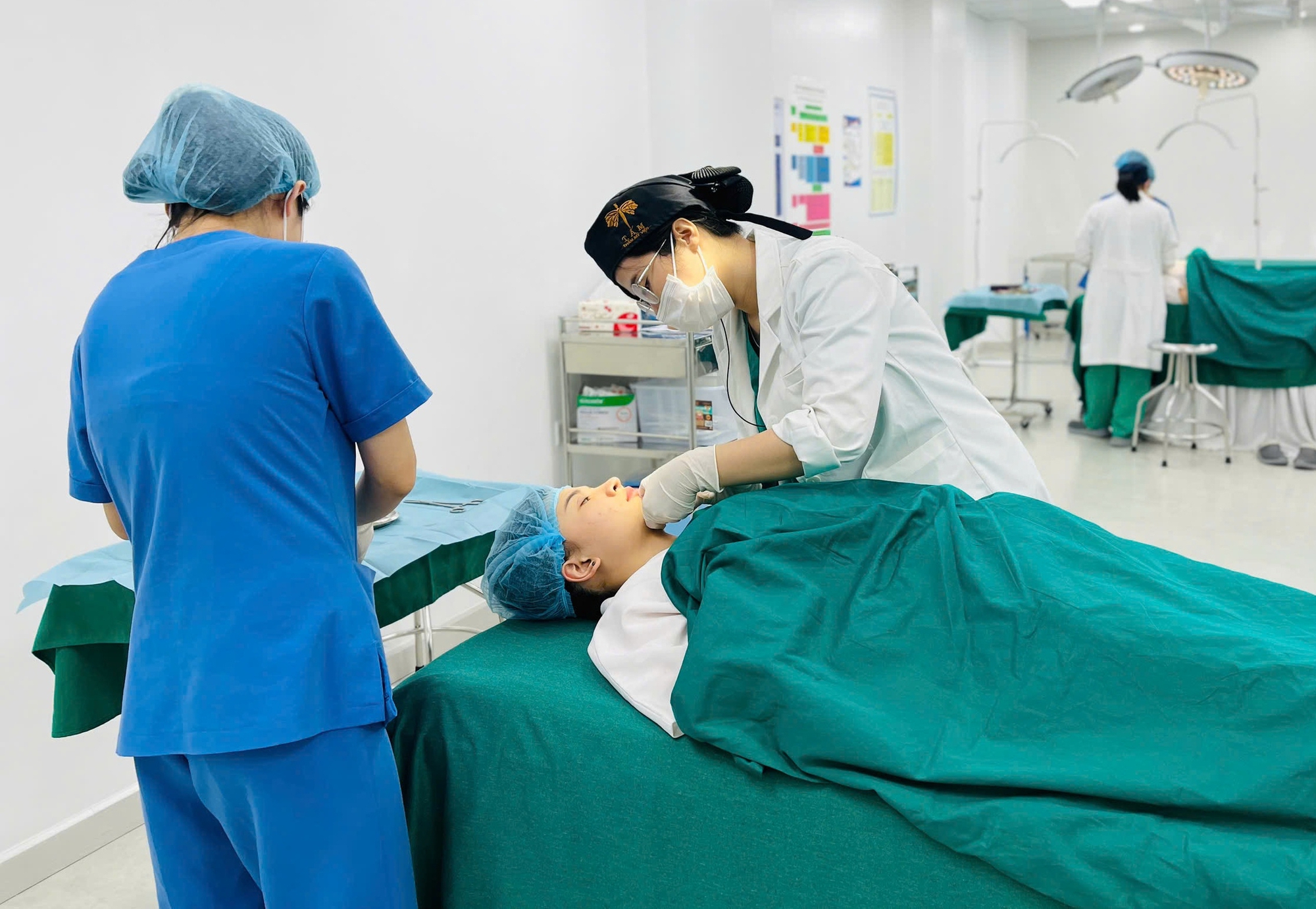 Nam bệnh nhân 45 tuổi "rơi mắt trái", mất thị lực vì tiêm filler tại spa: Bác sĩ thẩm mỹ đưa ra khuyến cáo- Ảnh 2. Nam bệnh nhân 45 tuổi "rơi mắt trái", mất thị lực vì tiêm filler tại spa: Bác sĩ thẩm mỹ đưa ra khuyến cáo- Ảnh 2.