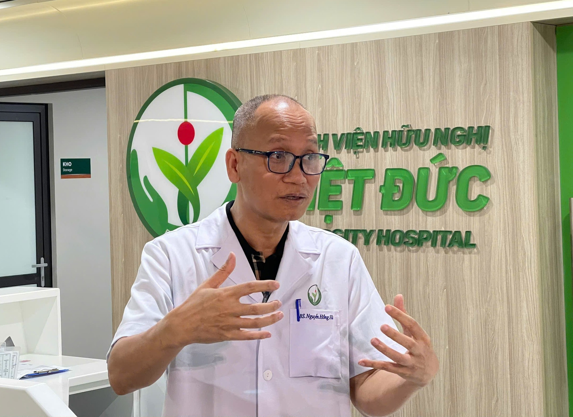 Nam bệnh nhân 45 tuổi "rơi mắt trái", mất thị lực vì tiêm filler tại spa: Bác sĩ thẩm mỹ đưa ra khuyến cáo- Ảnh 1. Nam bệnh nhân 45 tuổi "rơi mắt trái", mất thị lực vì tiêm filler tại spa: Bác sĩ thẩm mỹ đưa ra khuyến cáo- Ảnh 1.