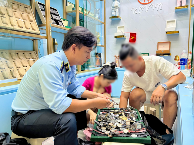 Đột kích Saigon Square: Phát hiện hàng nghìn sản phẩm “nhái” Rolex, Gucci, Hermès…, cả loạt gian hàng đóng sập cửa tránh kiểm tra- Ảnh 5. Đột kích Saigon Square: Phát hiện hàng nghìn sản phẩm “nhái” Rolex, Gucci, Hermès…, cả loạt gian hàng đóng sập cửa tránh kiểm tra- Ảnh 5.