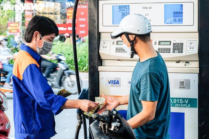 Giá xăng tăng gần 100 đồng/lít, giá dầu đồng loạt giảm- Ảnh 1. Giá xăng tăng gần 100 đồng/lít, giá dầu đồng loạt giảm- Ảnh 1.