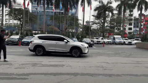 Công Phượng gây sốc với diện mạo mới, sao bóng đá lái xế hộp xịn, mang cả Công Phượng gây sốc với diện mạo mới, sao bóng đá lái xế hộp xịn, mang cả