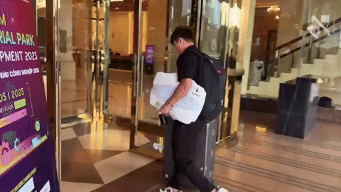 Công Phượng gây sốc với diện mạo mới, sao bóng đá lái xế hộp xịn, mang cả Công Phượng gây sốc với diện mạo mới, sao bóng đá lái xế hộp xịn, mang cả