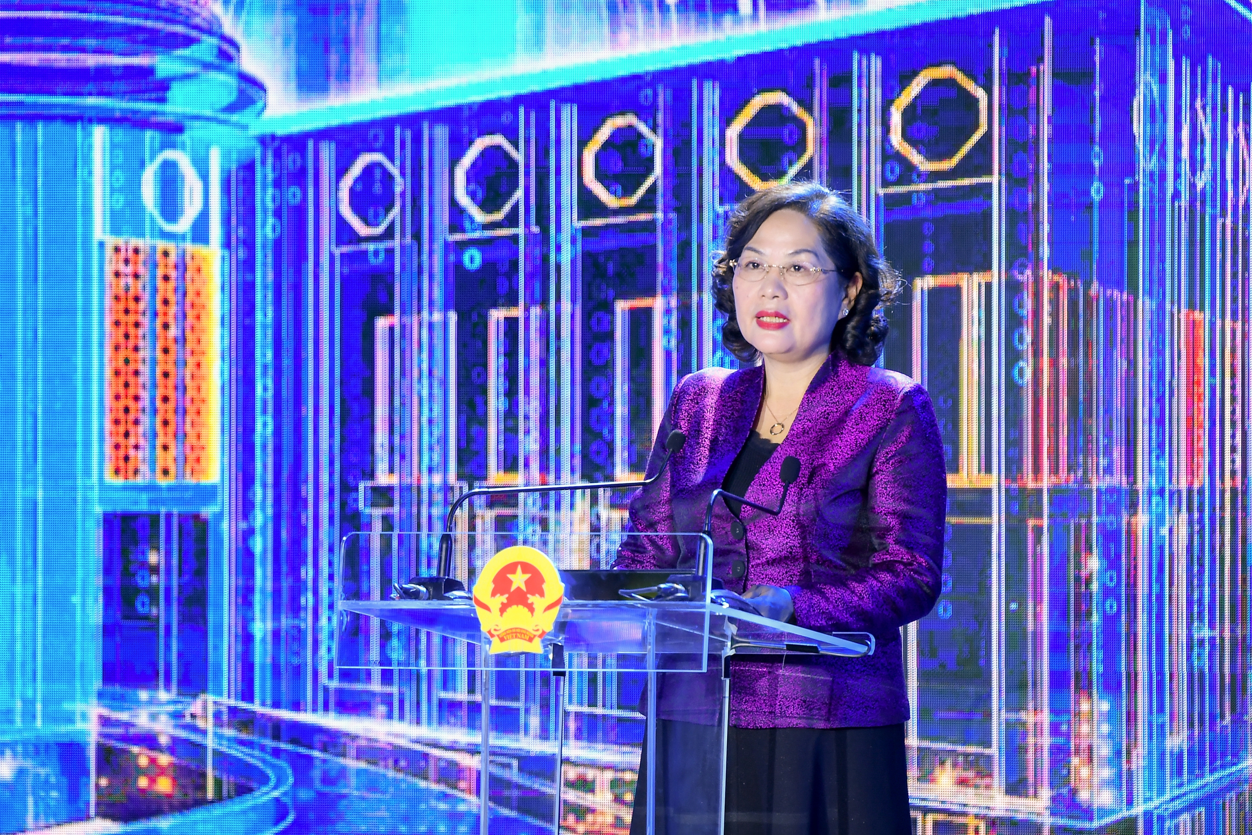 Thủ tướng mong ngành ngân hàng 'mở lòng ra một chút nữa', giảm thêm lãi suất cho gói tín dụng 500.000 tỷ- Ảnh 1. Thủ tướng mong ngành ngân hàng 'mở lòng ra một chút nữa', giảm thêm lãi suất cho gói tín dụng 500.000 tỷ- Ảnh 1.
