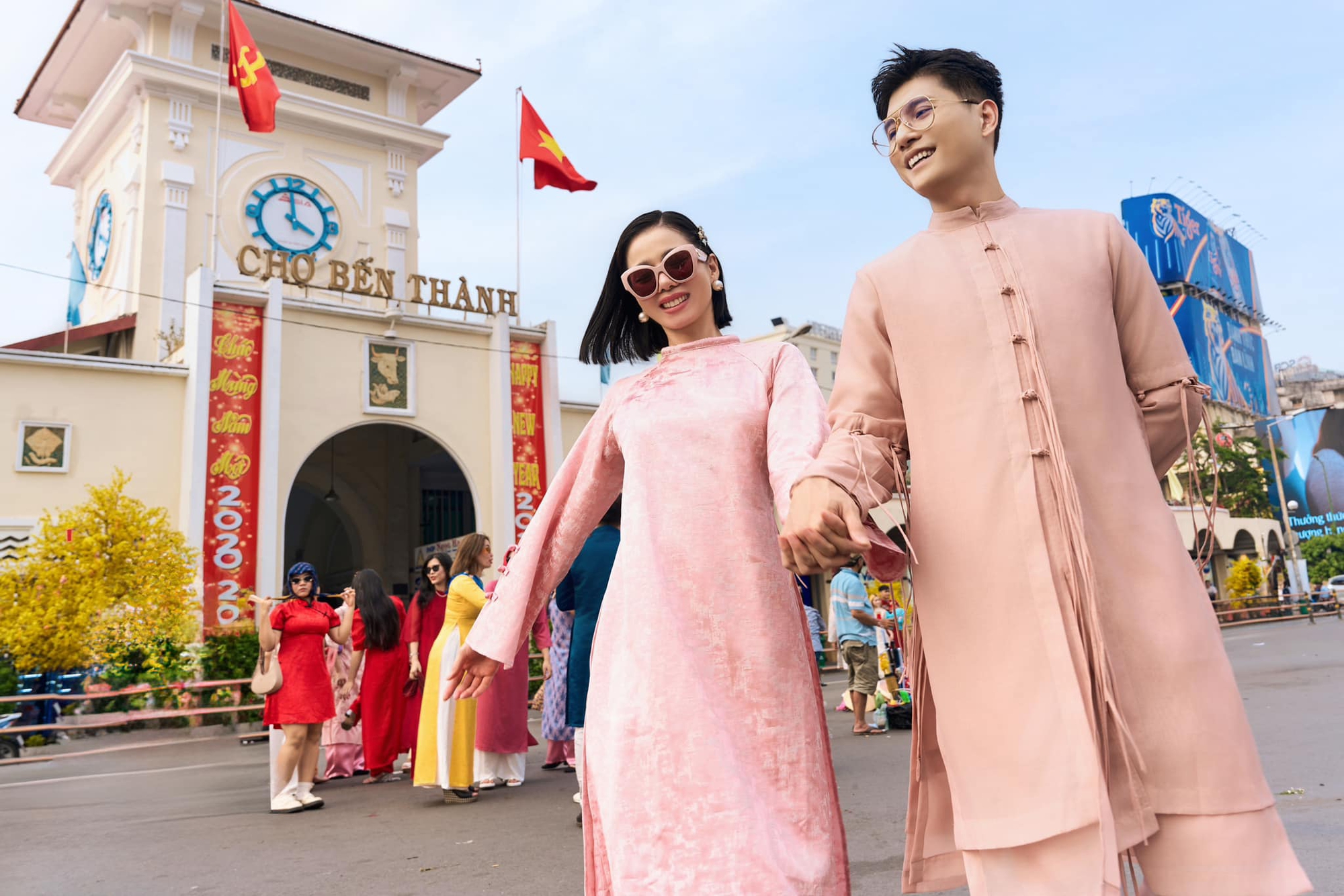 Nam diễn viên Việt quấn quýt bên người phụ nữ hơn 11 tuổi, có 1 con riêng như thuở mới yêu- Ảnh 5. Nam diễn viên Việt quấn quýt bên người phụ nữ hơn 11 tuổi, có 1 con riêng như thuở mới yêu- Ảnh 5.