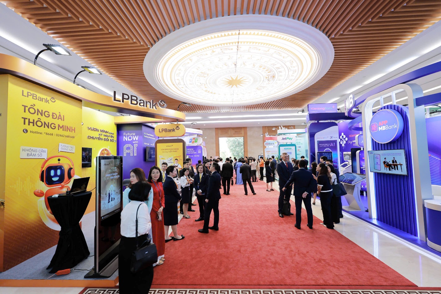 Ngân hàng Lộc Phát (LPBank) ghi dấu ấn tại sự kiện Chuyển đổi số ngành Ngân hàng 2025- Ảnh 3. Ngân hàng Lộc Phát (LPBank) ghi dấu ấn tại sự kiện Chuyển đổi số ngành Ngân hàng 2025- Ảnh 3.