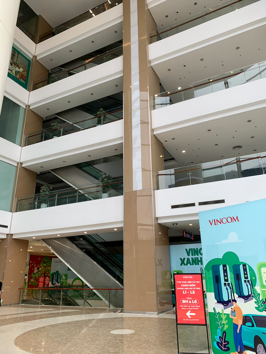 Cảnh tượng tò mò ở Vincom Nguyễn Chí Thanh- Ảnh 1. Cảnh tượng tò mò ở Vincom Nguyễn Chí Thanh- Ảnh 1.