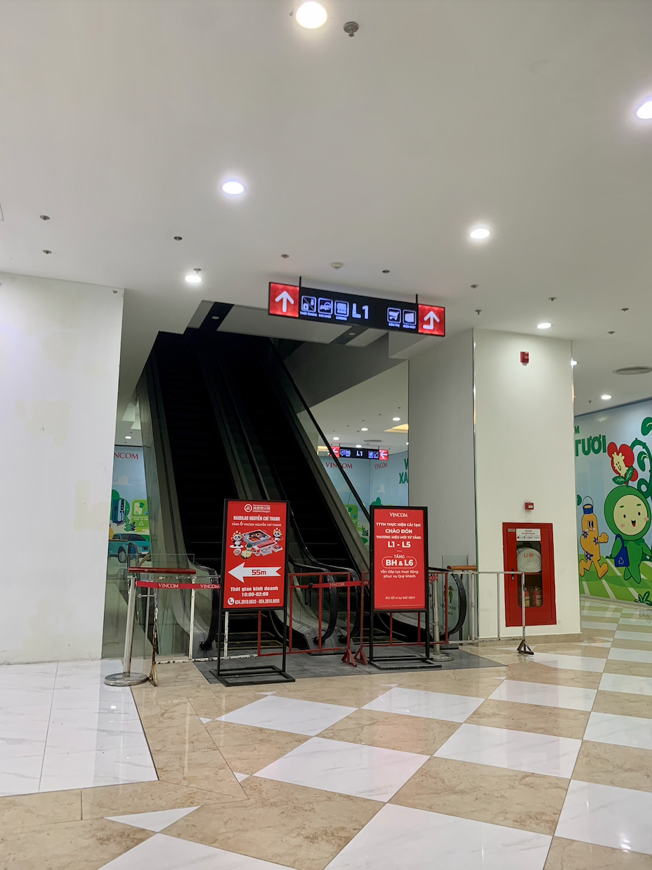 Cảnh tượng tò mò ở Vincom Nguyễn Chí Thanh- Ảnh 3. Cảnh tượng tò mò ở Vincom Nguyễn Chí Thanh- Ảnh 3.