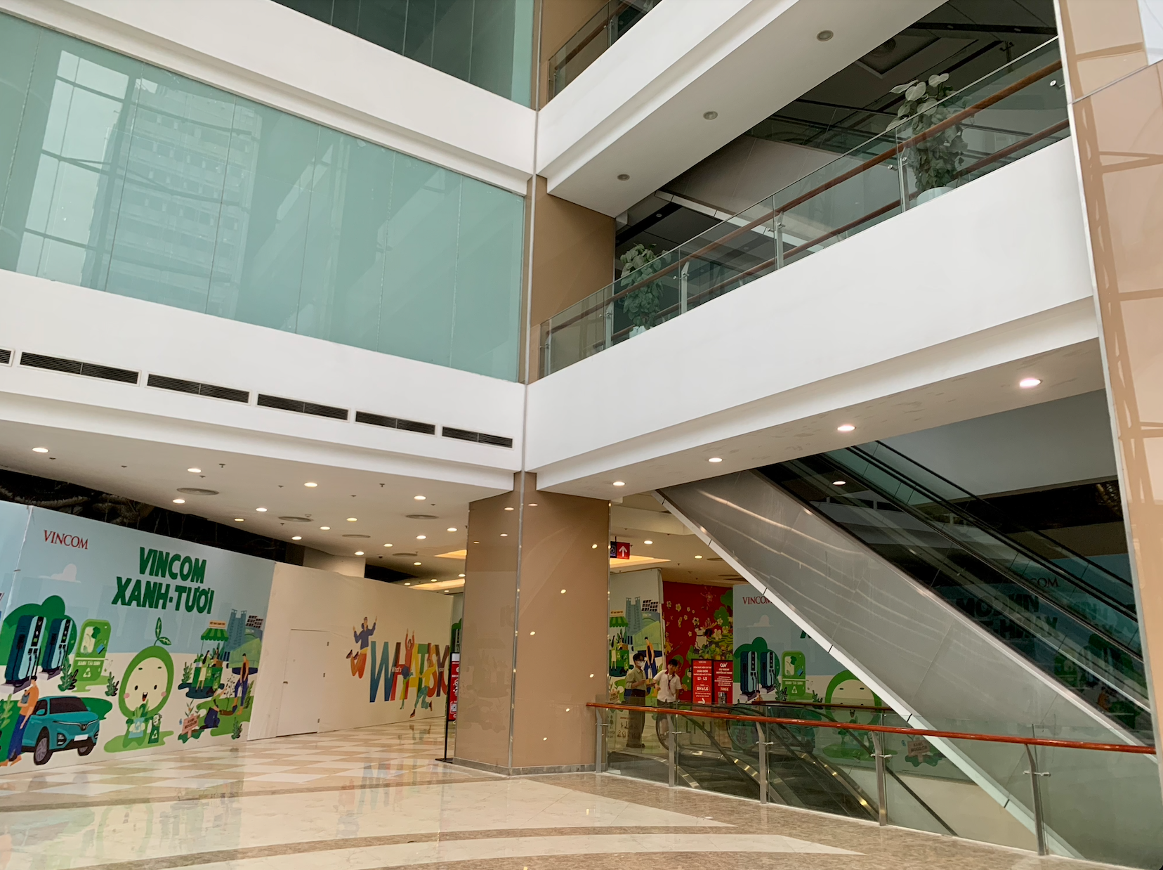 Cảnh tượng tò mò ở Vincom Nguyễn Chí Thanh- Ảnh 5. Cảnh tượng tò mò ở Vincom Nguyễn Chí Thanh- Ảnh 5.