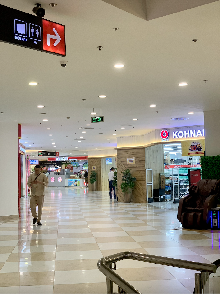 Cảnh tượng tò mò ở Vincom Nguyễn Chí Thanh- Ảnh 11. Cảnh tượng tò mò ở Vincom Nguyễn Chí Thanh- Ảnh 11.