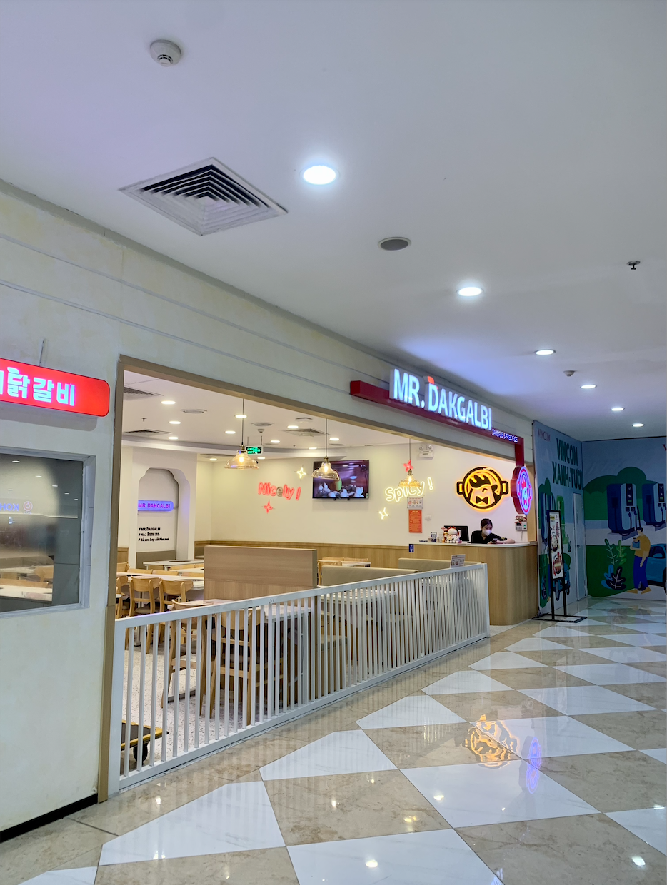 Cảnh tượng tò mò ở Vincom Nguyễn Chí Thanh- Ảnh 12. Cảnh tượng tò mò ở Vincom Nguyễn Chí Thanh- Ảnh 12.