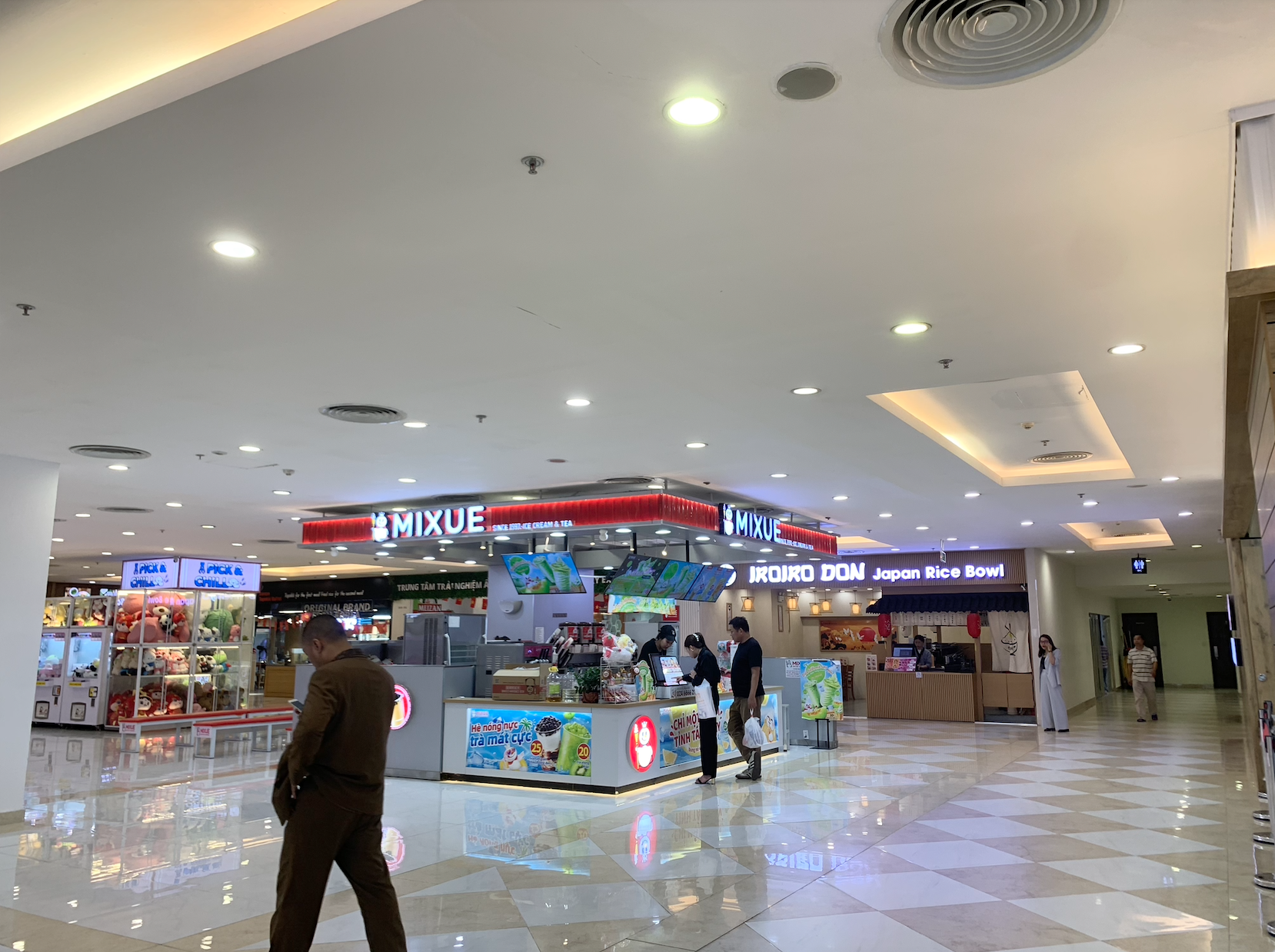 Cảnh tượng tò mò ở Vincom Nguyễn Chí Thanh- Ảnh 15. Cảnh tượng tò mò ở Vincom Nguyễn Chí Thanh- Ảnh 15.
