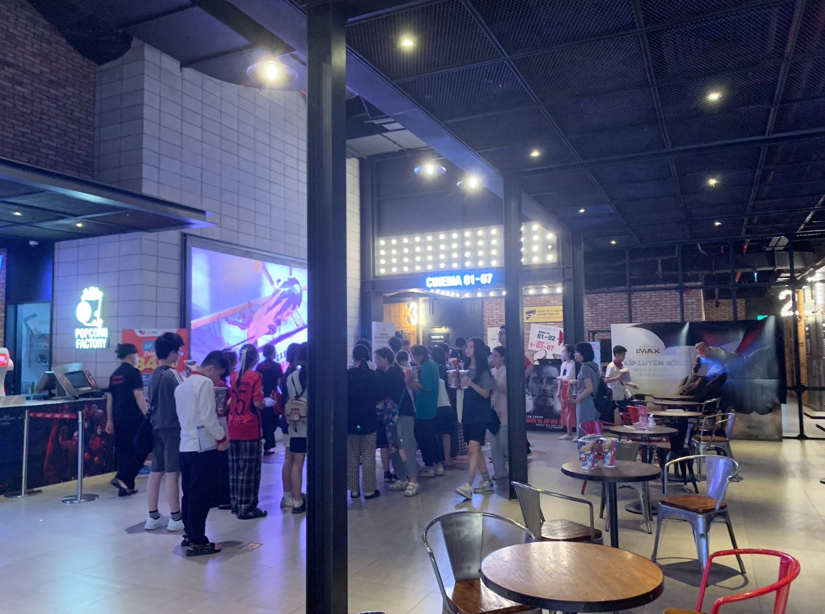 Cảnh tượng tò mò ở Vincom Nguyễn Chí Thanh- Ảnh 17. Cảnh tượng tò mò ở Vincom Nguyễn Chí Thanh- Ảnh 17.