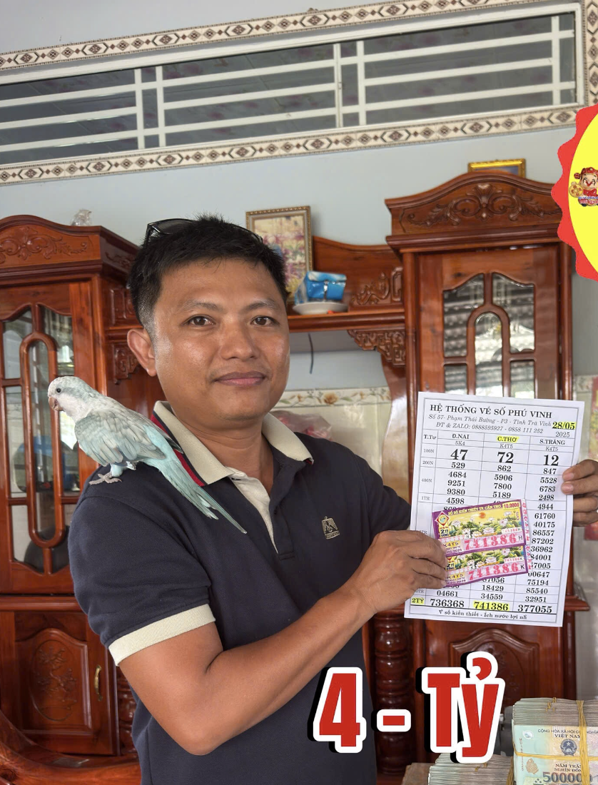Người đàn ông hái dừa thuê ở Cần Thơ trúng 2 tờ vé số độc đắc gọi đại lý từ Trà Vinh sang đổi- Ảnh 1. Người đàn ông hái dừa thuê ở Cần Thơ trúng 2 tờ vé số độc đắc gọi đại lý từ Trà Vinh sang đổi- Ảnh 1.