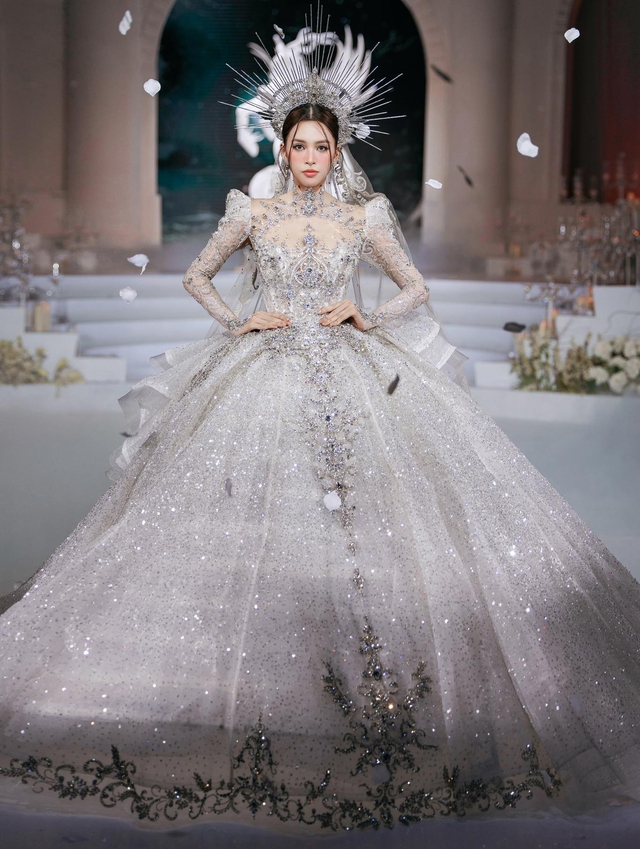 Màn đổ bộ bùng nổ visual: Hoa hậu Tiểu Vy hóa nữ thần, Midu lên hương nhan sắc hậu làm dâu hào môn!- Ảnh 4. Màn đổ bộ bùng nổ visual: Hoa hậu Tiểu Vy hóa nữ thần, Midu lên hương nhan sắc hậu làm dâu hào môn!- Ảnh 4.