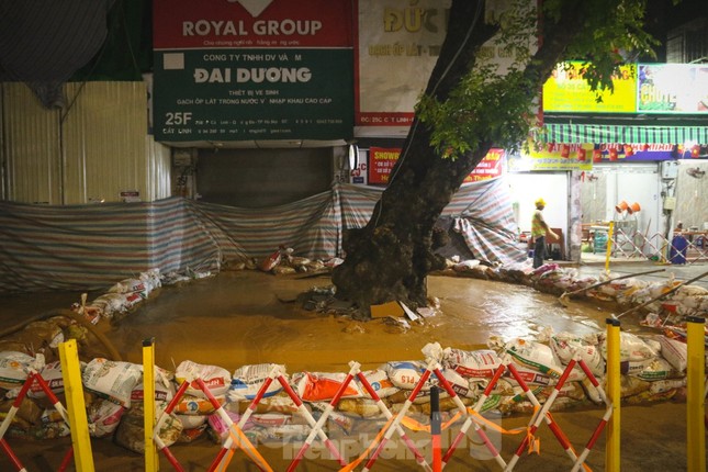 Vụ bùn đất metro Nhổn - ga Hà Nội 'tấn công' nhà dân: Có phải bồi thường?- Ảnh 1. Vụ bùn đất metro Nhổn - ga Hà Nội 'tấn công' nhà dân: Có phải bồi thường?- Ảnh 1.