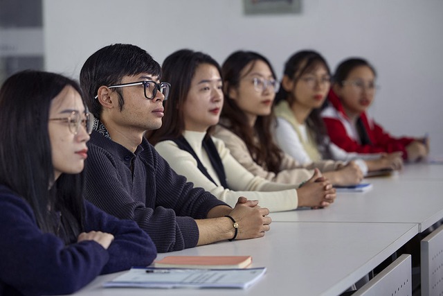 Apple đang âm thầm “đào tạo lại” chuỗi cung ứng tại Việt Nam: Vì sao Việt Nam đang trở thành phòng thí nghiệm kỹ năng toàn cầu của Táo Khuyết?- Ảnh 2. Apple đang âm thầm “đào tạo lại” chuỗi cung ứng tại Việt Nam: Vì sao Việt Nam đang trở thành phòng thí nghiệm kỹ năng toàn cầu của Táo Khuyết?- Ảnh 2.