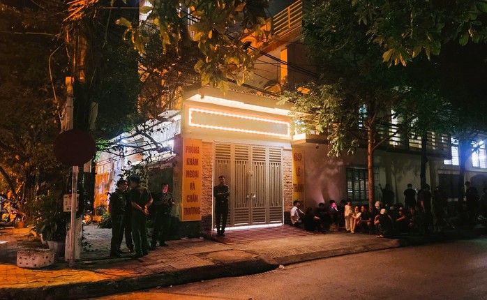 Nửa đêm, người hiếu kỳ vẫn tập trung theo dõi vụ người phụ nữ tử vong tại phòng khám tư- Ảnh 1. Nửa đêm, người hiếu kỳ vẫn tập trung theo dõi vụ người phụ nữ tử vong tại phòng khám tư- Ảnh 1.
