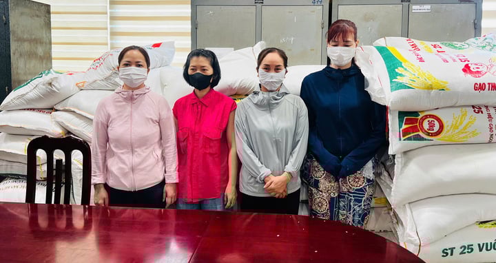 Bắt 2 chủ cửa hàng ở Hà Nội bán hơn 17 tấn gạo ST25 giả- Ảnh 1. Bắt 2 chủ cửa hàng ở Hà Nội bán hơn 17 tấn gạo ST25 giả- Ảnh 1.