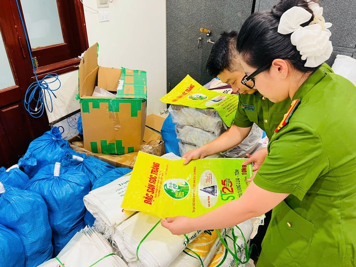 Bắt 2 chủ cửa hàng ở Hà Nội bán hơn 17 tấn gạo ST25 giả- Ảnh 2. Bắt 2 chủ cửa hàng ở Hà Nội bán hơn 17 tấn gạo ST25 giả- Ảnh 2.