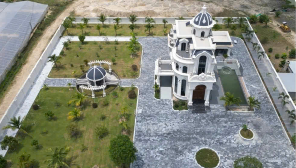Chưa xác định thời gian hoàn thành tháo dỡ căn biệt thự trái phép tại Tánh Linh- Ảnh 1. Chưa xác định thời gian hoàn thành tháo dỡ căn biệt thự trái phép tại Tánh Linh- Ảnh 1.