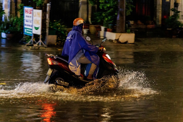 Mưa lớn "đánh úp" Sài Gòn: Người dân bì bõm lội trên đường, quán xá ngập trong nước- Ảnh 2. Mưa lớn "đánh úp" Sài Gòn: Người dân bì bõm lội trên đường, quán xá ngập trong nước- Ảnh 2.