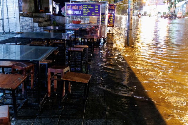 Mưa lớn "đánh úp" Sài Gòn: Người dân bì bõm lội trên đường, quán xá ngập trong nước- Ảnh 7. Mưa lớn "đánh úp" Sài Gòn: Người dân bì bõm lội trên đường, quán xá ngập trong nước- Ảnh 7.
