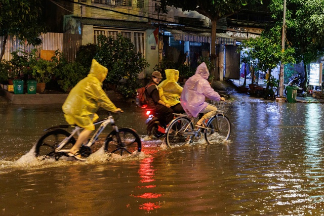 Mưa lớn "đánh úp" Sài Gòn: Người dân bì bõm lội trên đường, quán xá ngập trong nước- Ảnh 3. Mưa lớn "đánh úp" Sài Gòn: Người dân bì bõm lội trên đường, quán xá ngập trong nước- Ảnh 3.