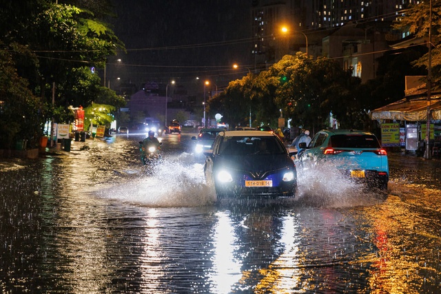 Mưa lớn "đánh úp" Sài Gòn: Người dân bì bõm lội trên đường, quán xá ngập trong nước- Ảnh 4. Mưa lớn "đánh úp" Sài Gòn: Người dân bì bõm lội trên đường, quán xá ngập trong nước- Ảnh 4.