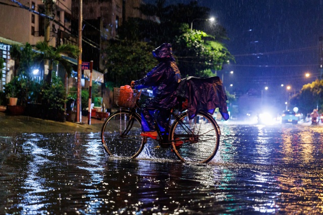 Mưa lớn "đánh úp" Sài Gòn: Người dân bì bõm lội trên đường, quán xá ngập trong nước- Ảnh 5. Mưa lớn "đánh úp" Sài Gòn: Người dân bì bõm lội trên đường, quán xá ngập trong nước- Ảnh 5.