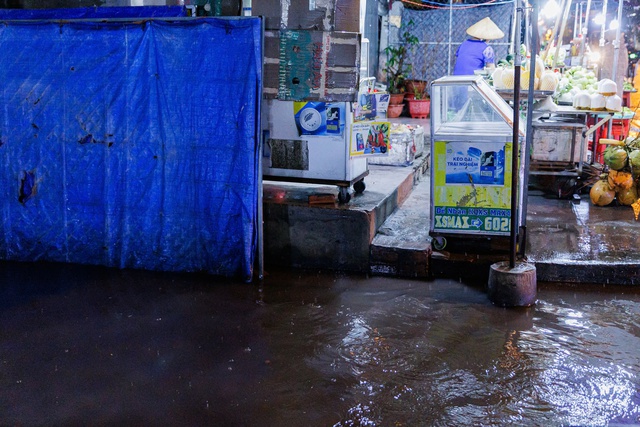 Mưa lớn "đánh úp" Sài Gòn: Người dân bì bõm lội trên đường, quán xá ngập trong nước- Ảnh 8. Mưa lớn "đánh úp" Sài Gòn: Người dân bì bõm lội trên đường, quán xá ngập trong nước- Ảnh 8.