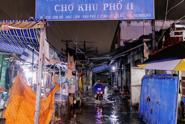Mưa lớn "đánh úp" Sài Gòn: Người dân bì bõm lội trên đường, quán xá ngập trong nước- Ảnh 9. Mưa lớn "đánh úp" Sài Gòn: Người dân bì bõm lội trên đường, quán xá ngập trong nước- Ảnh 9.
