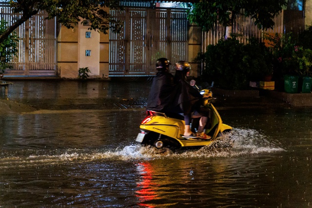 Mưa lớn "đánh úp" Sài Gòn: Người dân bì bõm lội trên đường, quán xá ngập trong nước- Ảnh 10. Mưa lớn "đánh úp" Sài Gòn: Người dân bì bõm lội trên đường, quán xá ngập trong nước- Ảnh 10.
