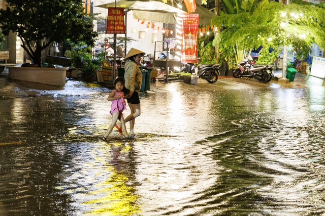 Mưa lớn "đánh úp" Sài Gòn: Người dân bì bõm lội trên đường, quán xá ngập trong nước- Ảnh 11. Mưa lớn "đánh úp" Sài Gòn: Người dân bì bõm lội trên đường, quán xá ngập trong nước- Ảnh 11.