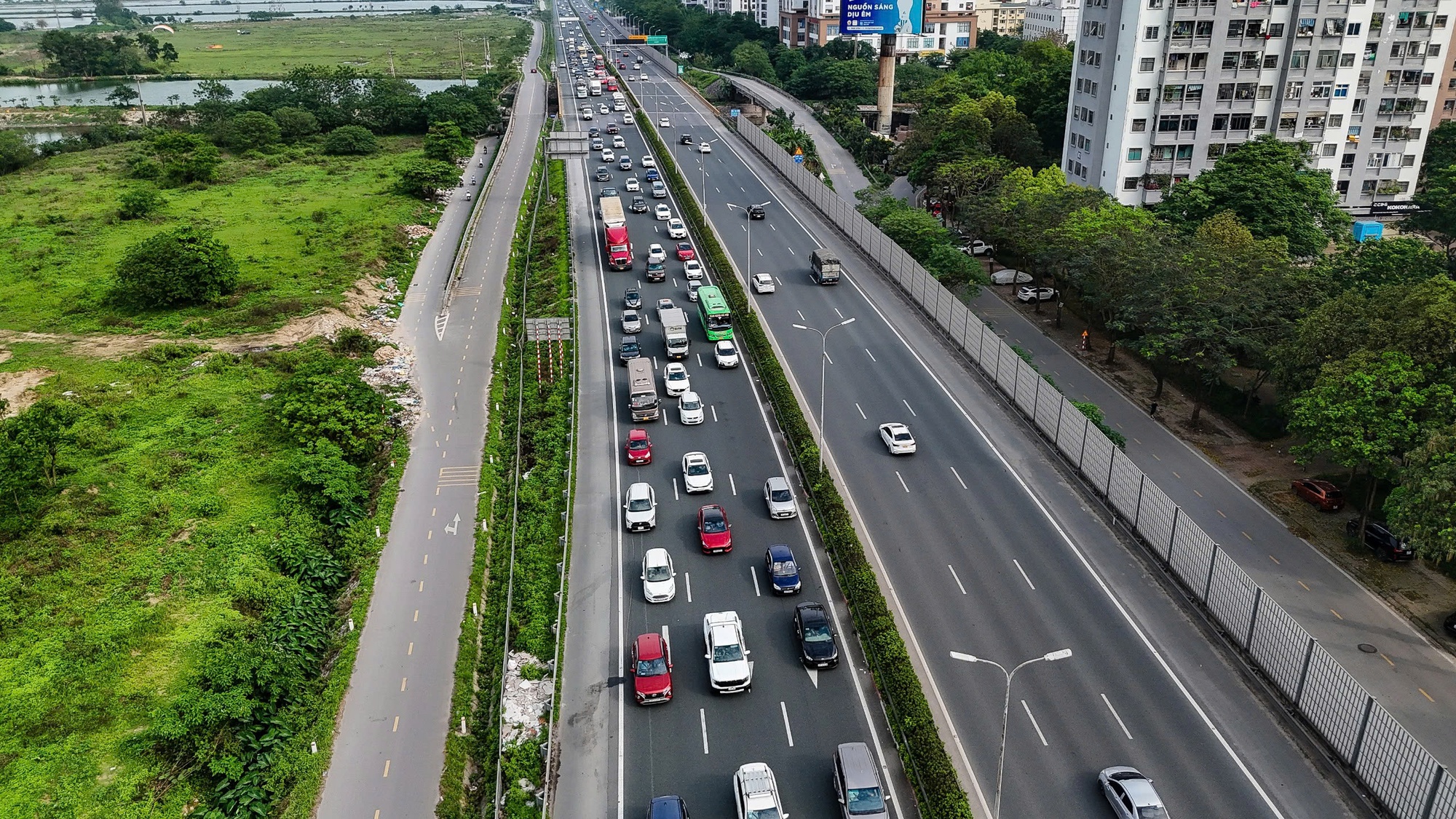 Chưa hết ngày nghỉ lễ, xe ô tô đã ùn ùn trở về Hà Nội, các cửa ngõ thủ đô tắc nghẽn hàng km- Ảnh 3.