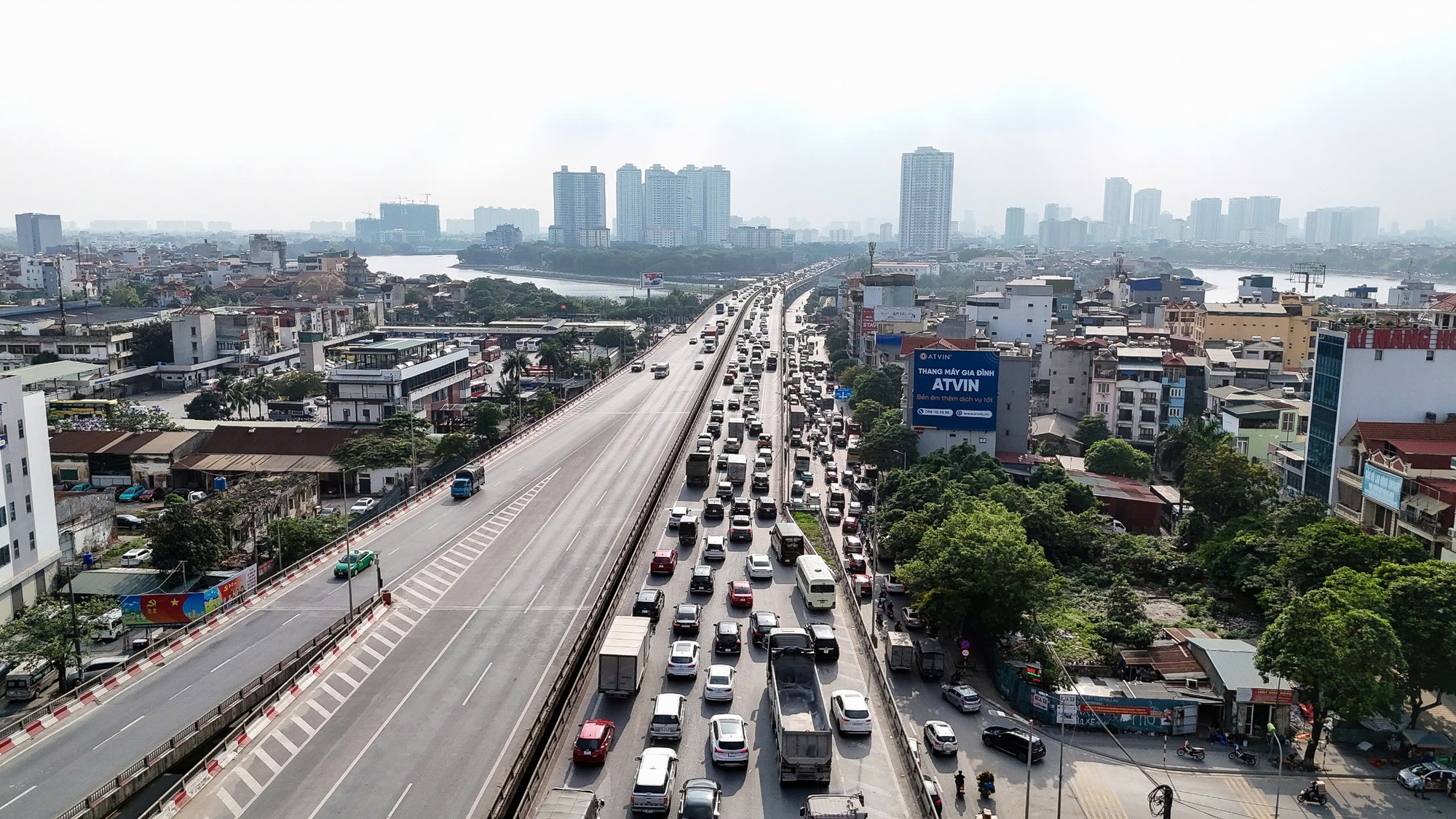 Chưa hết ngày nghỉ lễ, xe ô tô đã ùn ùn trở về Hà Nội, các cửa ngõ thủ đô tắc nghẽn hàng km- Ảnh 7.