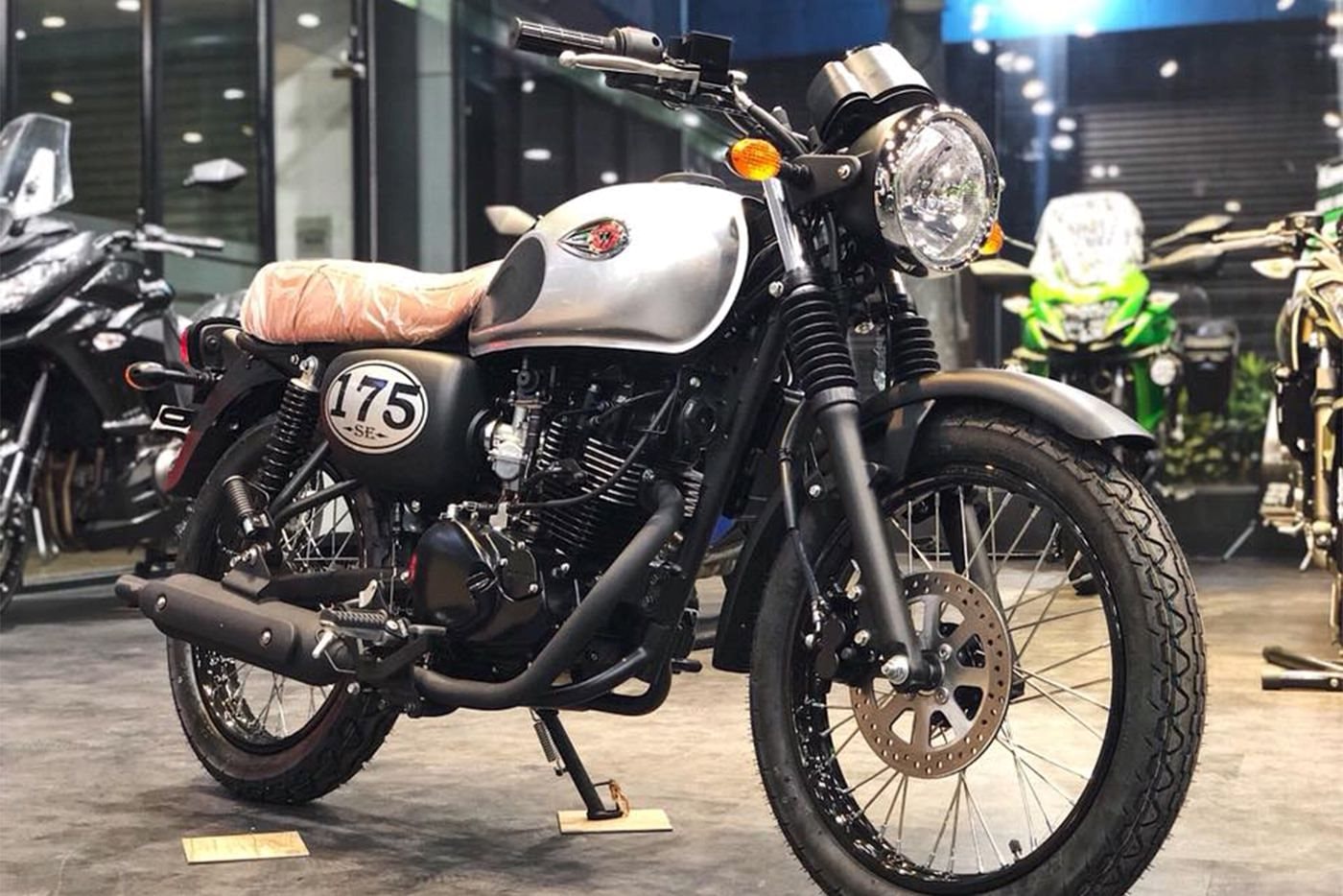 'Vua côn tay' 175cc bất ngờ giảm đậm hơn 20 triệu đồng: Thiết kế đậm nét cổ điển, trang bị vượt Honda Winner X và Yamaha Exciter- Ảnh 3. 'Vua côn tay' 175cc bất ngờ giảm đậm hơn 20 triệu đồng: Thiết kế đậm nét cổ điển, trang bị vượt Honda Winner X và Yamaha Exciter- Ảnh 3.