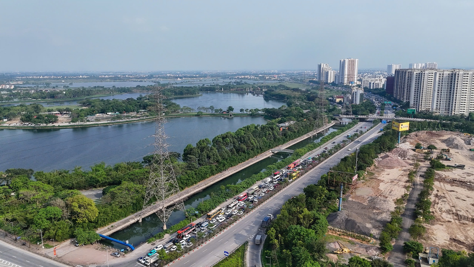 Chưa hết ngày nghỉ lễ, xe ô tô đã ùn ùn trở về Hà Nội, các cửa ngõ thủ đô tắc nghẽn hàng km- Ảnh 2.