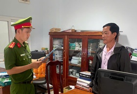 Khởi tố 2 nguyên cán bộ thuế và kế toán trưởng bưu điện huyện- Ảnh 1. Khởi tố 2 nguyên cán bộ thuế và kế toán trưởng bưu điện huyện- Ảnh 1.