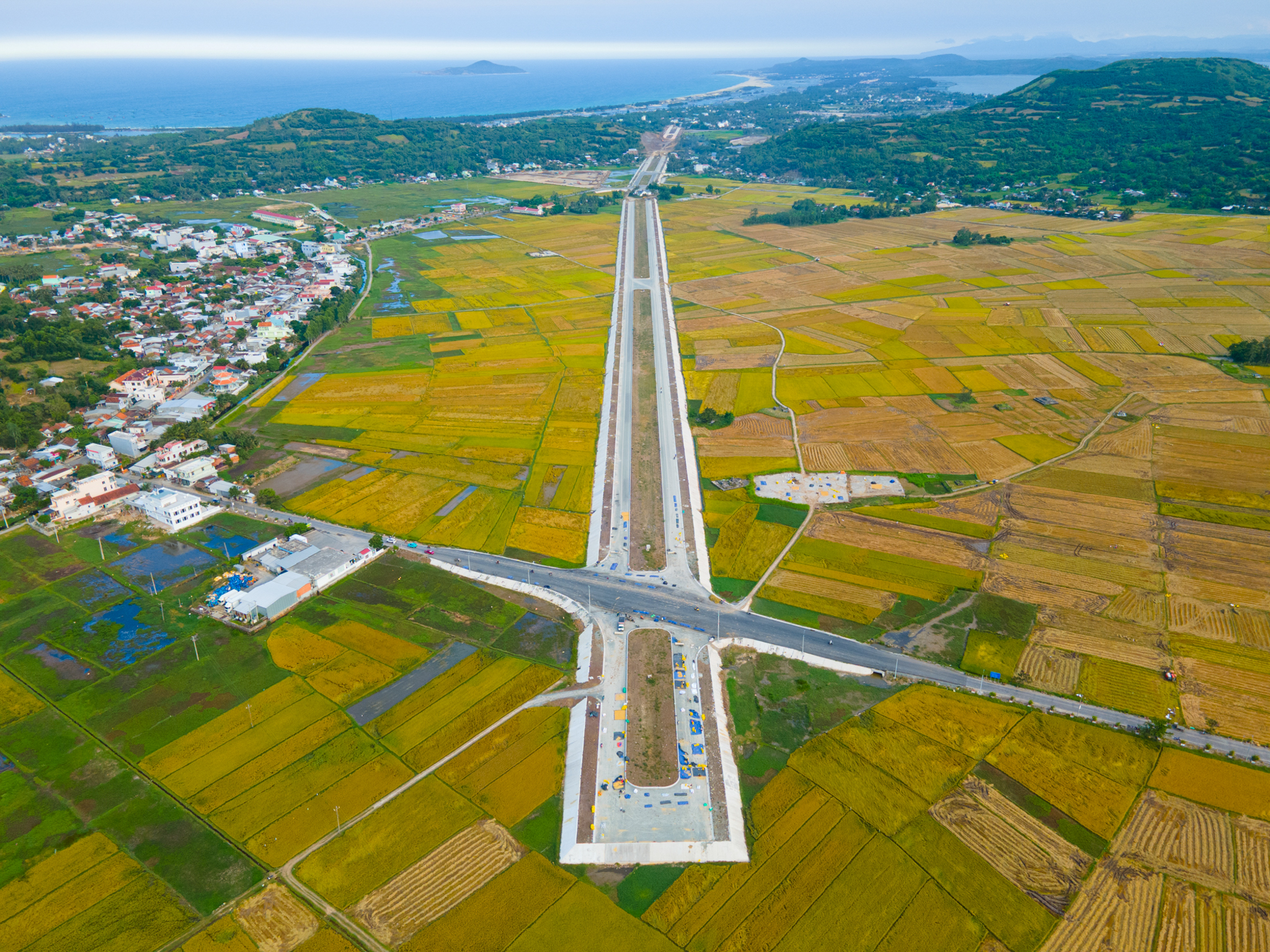 Toàn cảnh tuyến đường đang xây dựng qua “thiên đường hải sản”, đang được mời gọi đầu tư 2 dự án 5.700 tỷ đồng- Ảnh 8. Toàn cảnh tuyến đường đang xây dựng qua “thiên đường hải sản”, đang được mời gọi đầu tư 2 dự án 5.700 tỷ đồng- Ảnh 8.