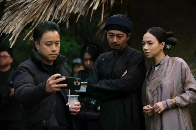 Phim tìm xác không đầu của Victor Vũ vượt 100 tỷ đồng, bám sát phim Lý Hải- Ảnh 1.