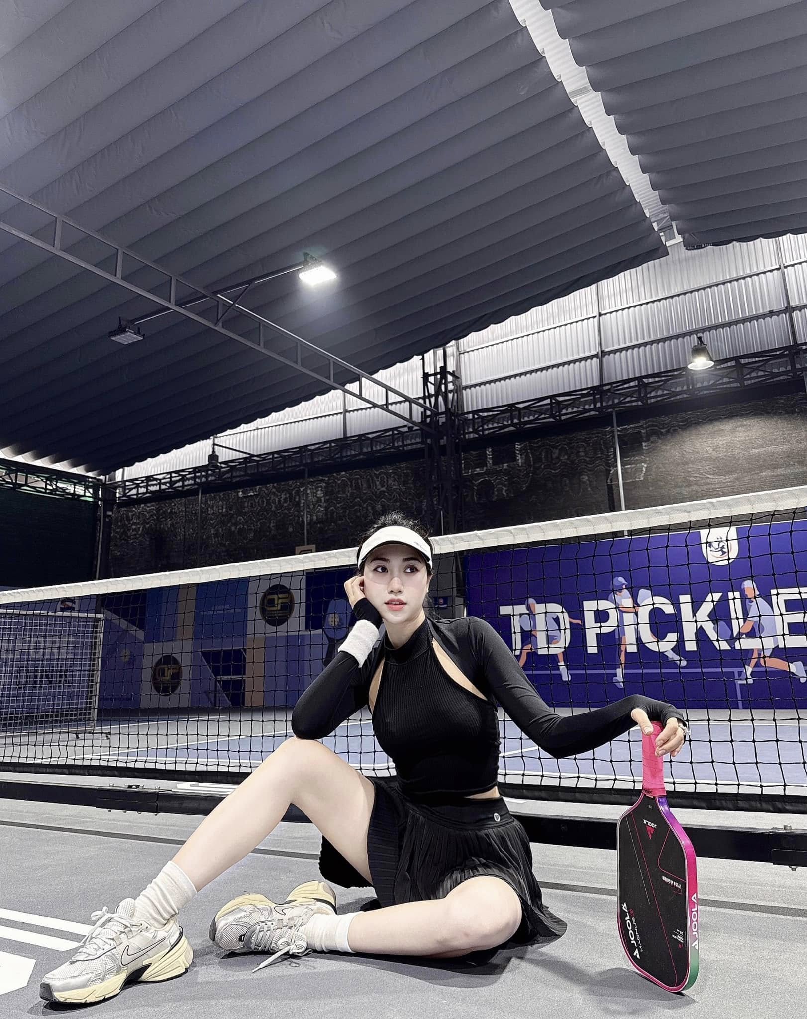 Em gái Văn Toàn chơi pickleball, chấp nhận từ vóc dáng nuột nà thành Em gái Văn Toàn chơi pickleball, chấp nhận từ vóc dáng nuột nà thành