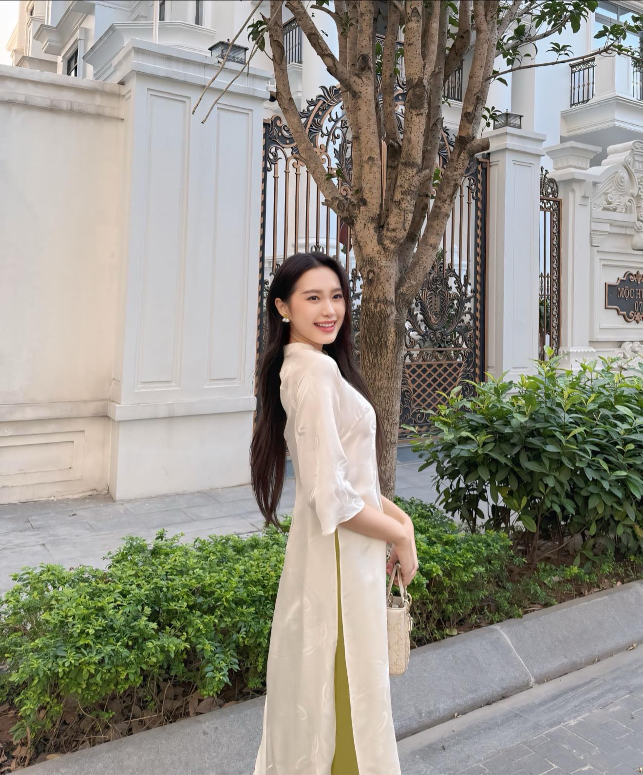 Tiểu thư Hà Thành cưới cầu thủ đình đám: Ở nhà chăm con vẫn kiếm tiền ầm ầm, xây biệt thự "khủng"- Ảnh 4. Tiểu thư Hà Thành cưới cầu thủ đình đám: Ở nhà chăm con vẫn kiếm tiền ầm ầm, xây biệt thự "khủng"- Ảnh 4.