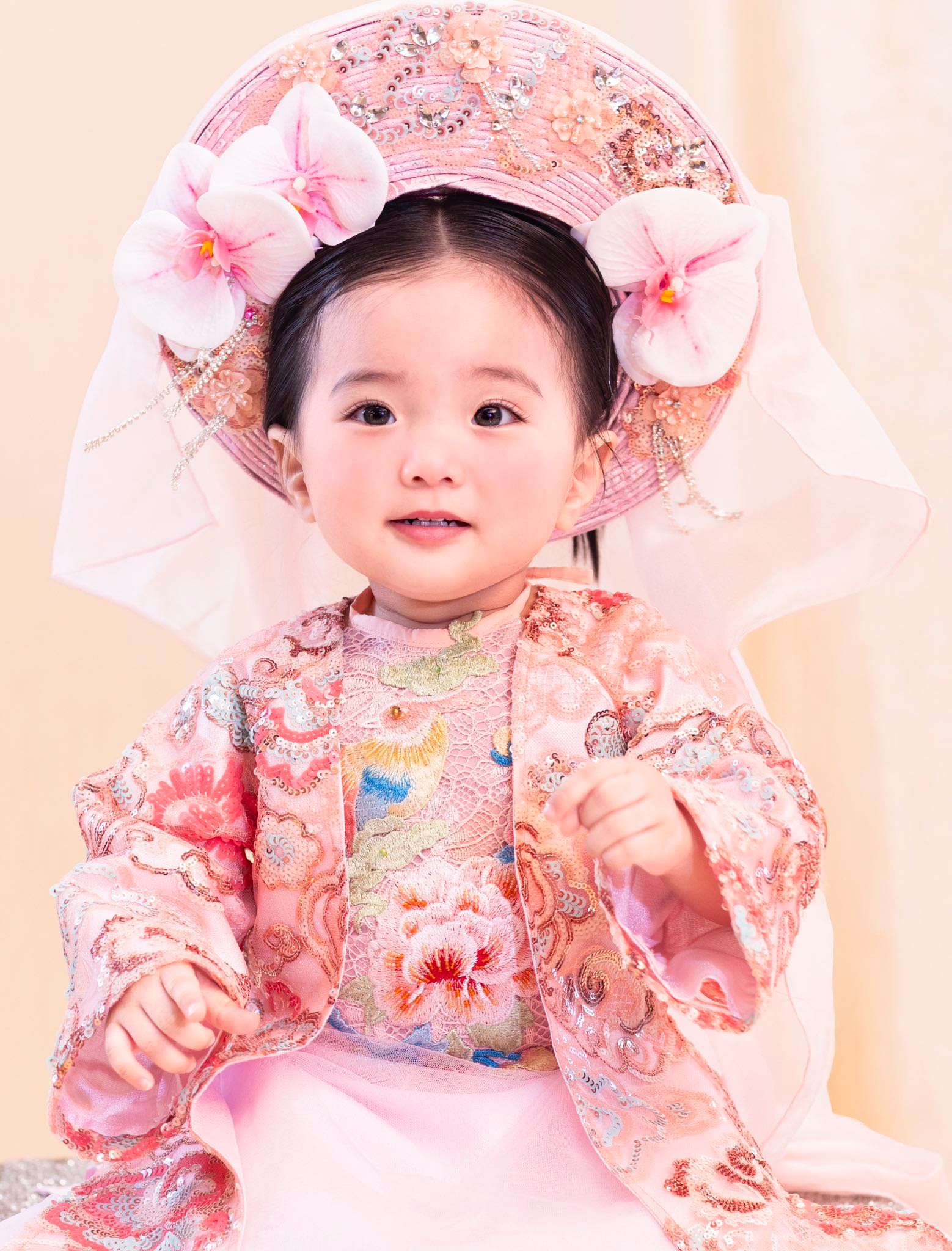 Vẻ đẹp như búp bê của con gái út nhà Khánh Thi-Phan Hiển, đáng yêu cỡ này bảo sao lu mờ bố mẹ nổi tiếng- Ảnh 7. Vẻ đẹp như búp bê của con gái út nhà Khánh Thi-Phan Hiển, đáng yêu cỡ này bảo sao lu mờ bố mẹ nổi tiếng- Ảnh 7.