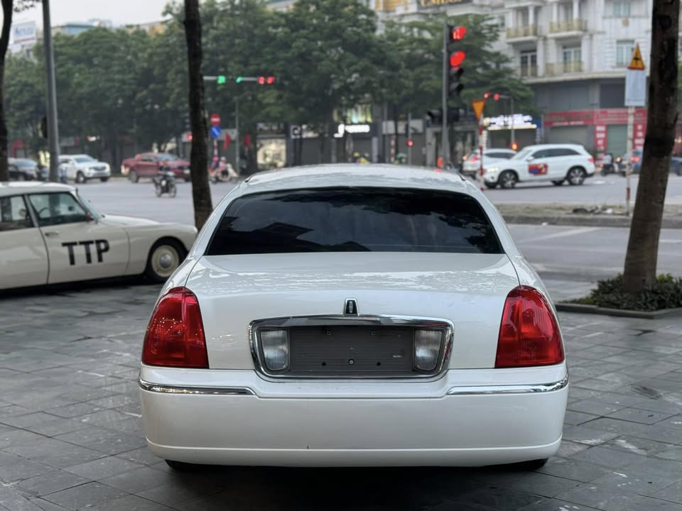 Lincoln Limousine hiếm bán lại giá 1,2 tỷ: Giá ngang Camry mới, dài gần gấp đôi C-Class, có ghế sofa, quầy bar 'sang chảnh'- Ảnh 3. Lincoln Limousine hiếm bán lại giá 1,2 tỷ: Giá ngang Camry mới, dài gần gấp đôi C-Class, có ghế sofa, quầy bar 'sang chảnh'- Ảnh 3.